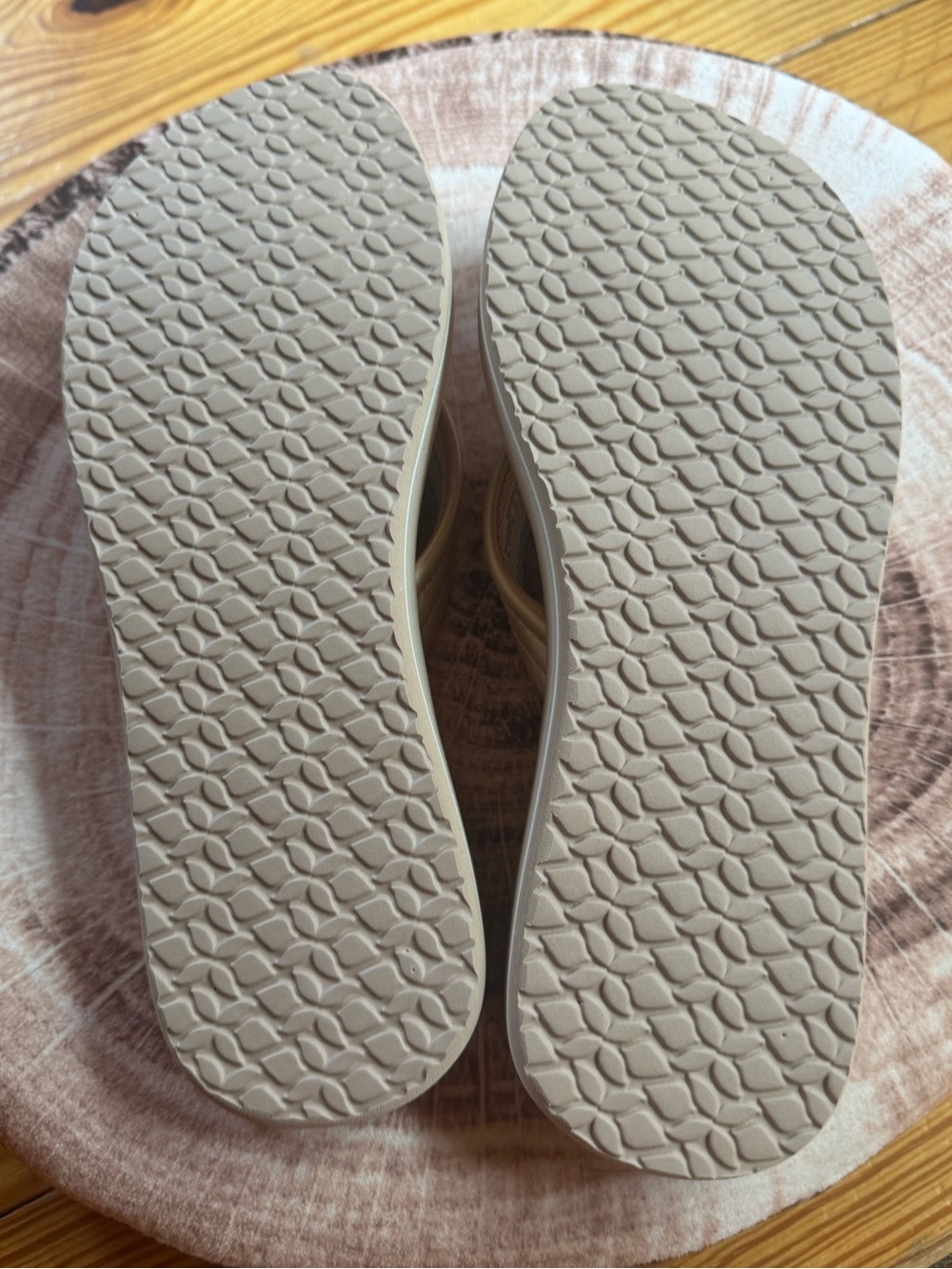 NWOT Reef Metallic Gold Thong Sandals - Picture 4 of 7
